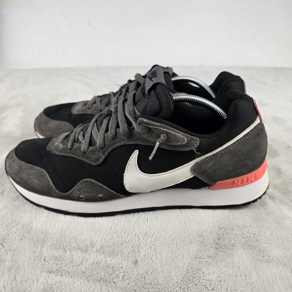 Nike Venture Runner Iron Grey, Crimson Sz 13 2944-004 - Picture 2 of 6